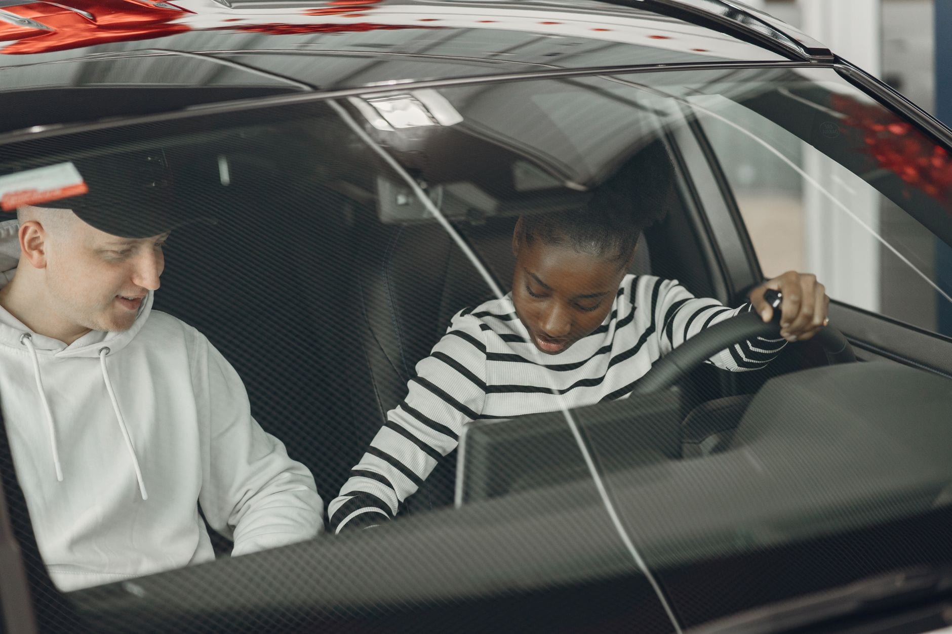 Instructor and student reviewing a manoeuvre from inside the car